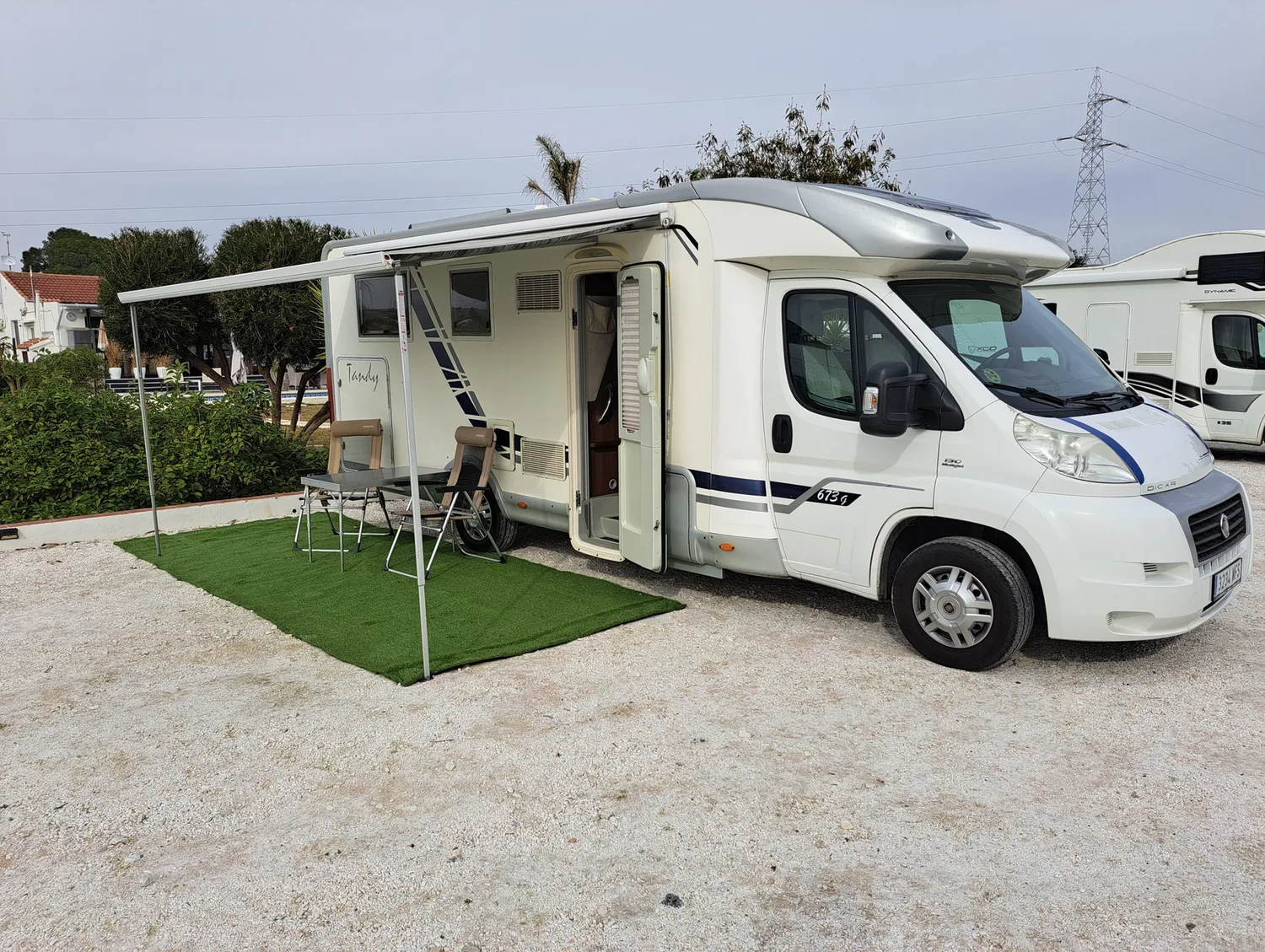 Camperplaats met luifel en zitje